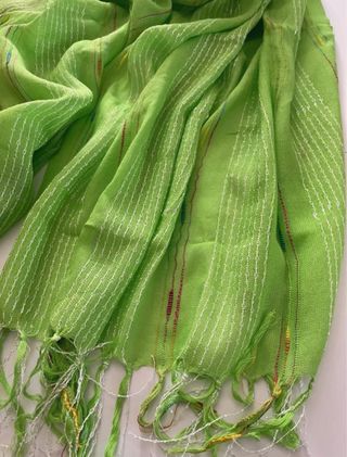 Sciarpa verde chiaro acceso con frange