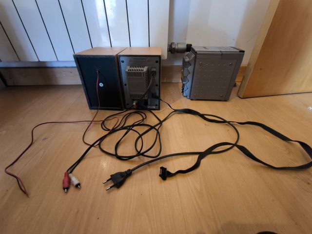 Cadena con altavoces rota para piezas