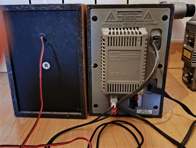 Cadena con altavoces rota para piezas