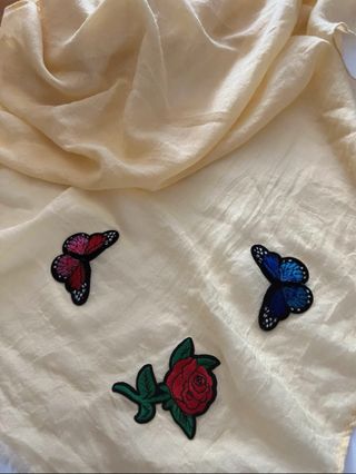 Sciarpa giallo tenue con patch ricamate