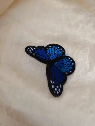 Sciarpa giallo tenue con patch ricamate