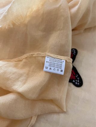 Sciarpa giallo tenue con patch ricamate