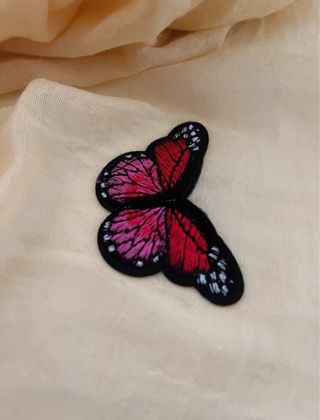 Sciarpa giallo tenue con patch ricamate