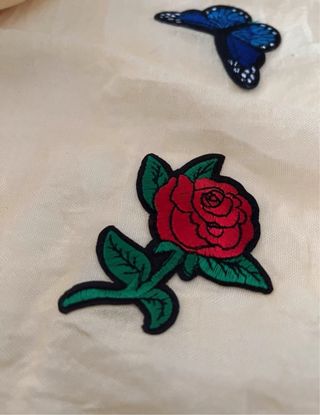 Sciarpa giallo tenue con patch ricamate