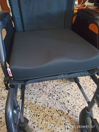 Silla ruedas + cojín antiescaras