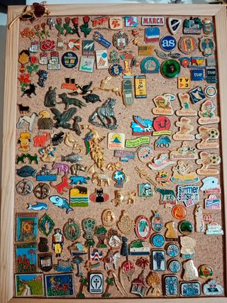 Pins Política Televisión colegios etc