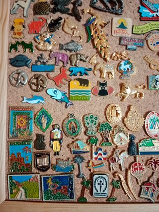Pins Política Televisión colegios etc