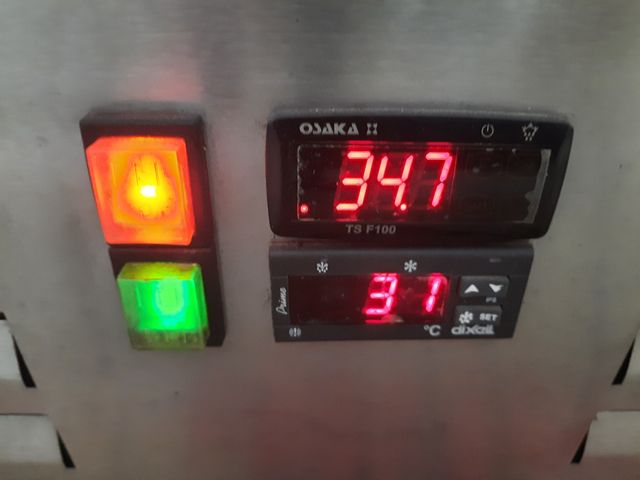 2 VITRINAS DE TOPPINGS Y BAÑO MARIA INOX