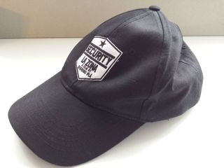 Gorra negra película LA ZONA. R. PLÁ. Seminci