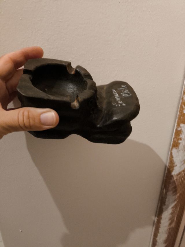 Posacenere in legno a forma di zoccolo