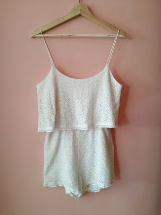 Mono short blanco. Talla L. Marca Bershka 