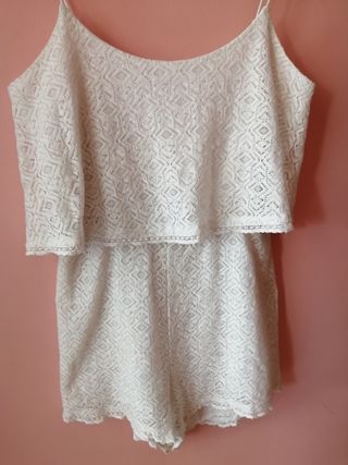 Mono short blanco. Talla L. Marca Bershka 