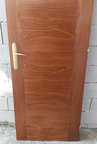 Puerta interior de madera de casa