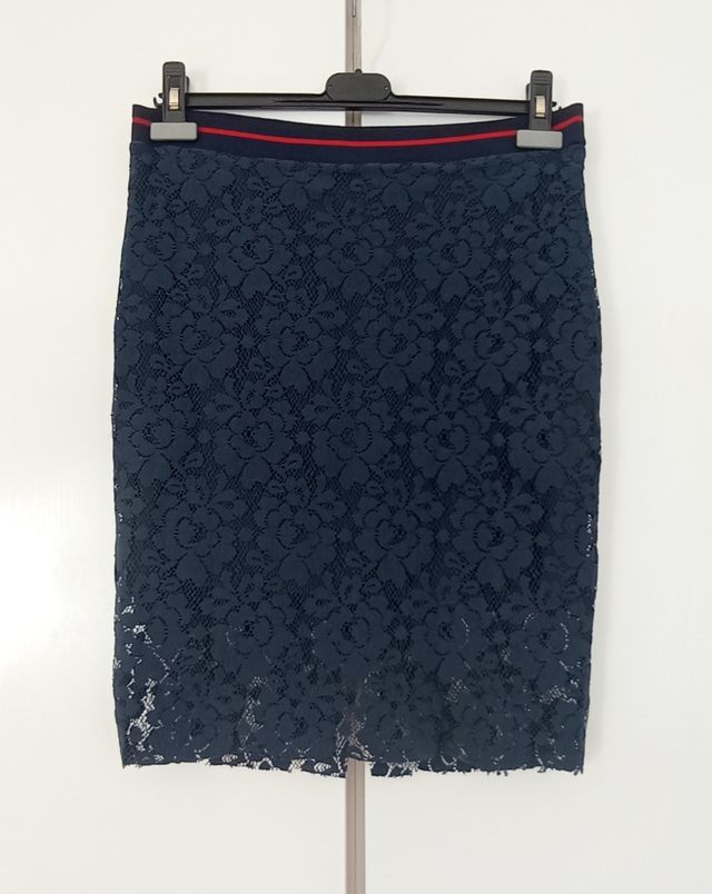 Falda azul marino con encaje REBAJADO