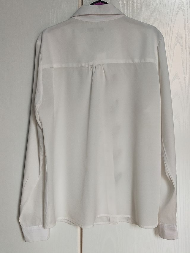 Camisa blanca con barras de labios bordadas