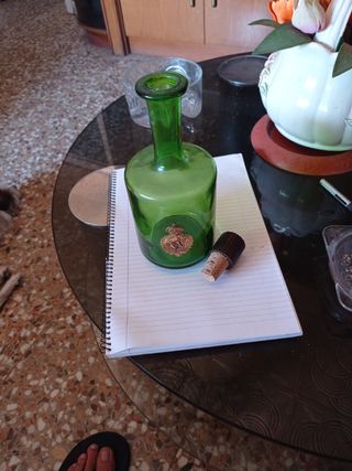 Botella antigua con sello de whisky