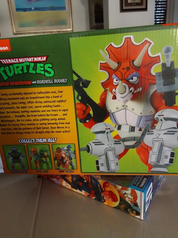 NECA tmn Turtles Triceraton Infantryman e Roadkill