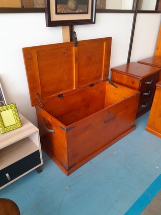 Baul en madera de pino rustico