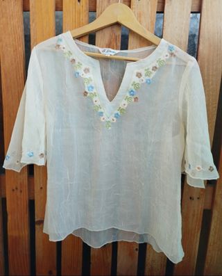 Blusa transparente crema flores bordadas