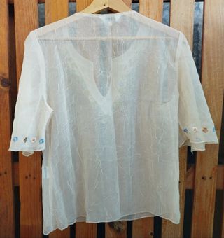 Blusa transparente crema flores bordadas