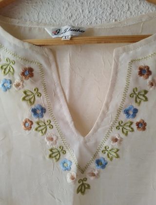 Blusa transparente crema flores bordadas