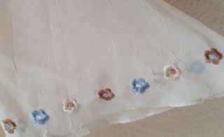 Blusa transparente crema flores bordadas