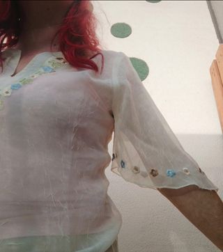 Blusa transparente crema flores bordadas