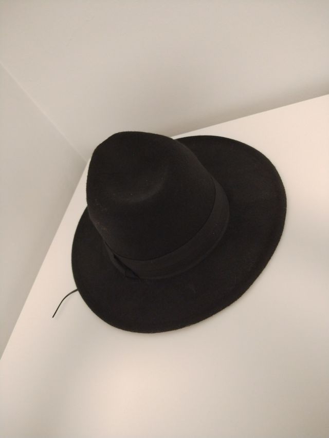 Sombrero negro de marca Tantra