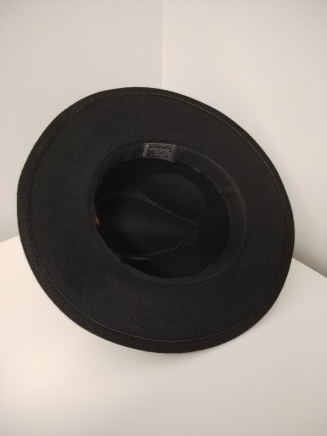 Sombrero negro de marca Tantra