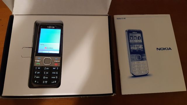 Nokia C5 usato, funzionante. Include scatola con caricatore, cavo USB e manuale. Sbloccato!!