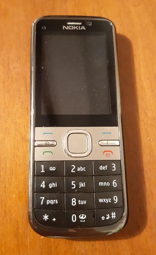 Nokia C5 usato, funzionante. Include scatola con caricatore, cavo USB e manuale. Sbloccato!!