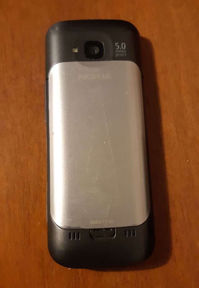 Nokia C5 usato, funzionante. Include scatola con caricatore, cavo USB e manuale. Sbloccato!!