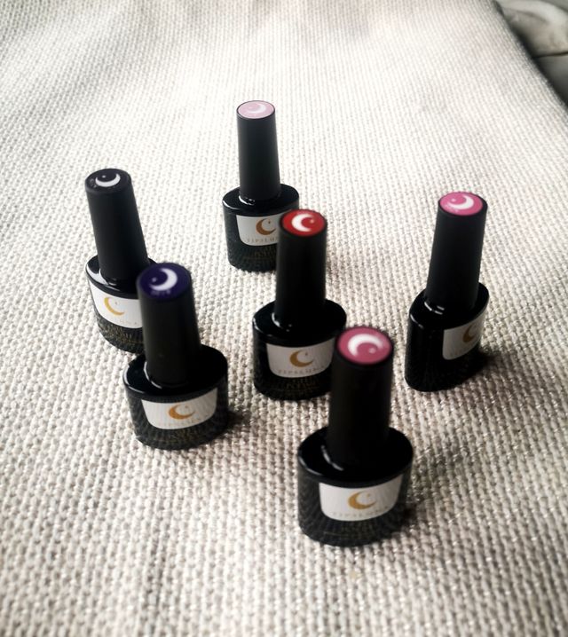 Unghie acriliche, gel semipermanente, smalto per unghie