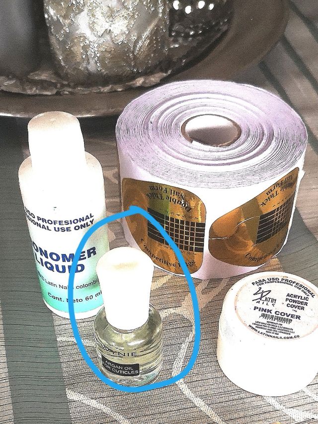 Unghie acriliche, gel semipermanente, smalto per unghie