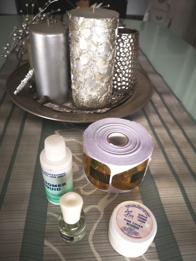 Unghie acriliche, gel semipermanente, smalto per unghie