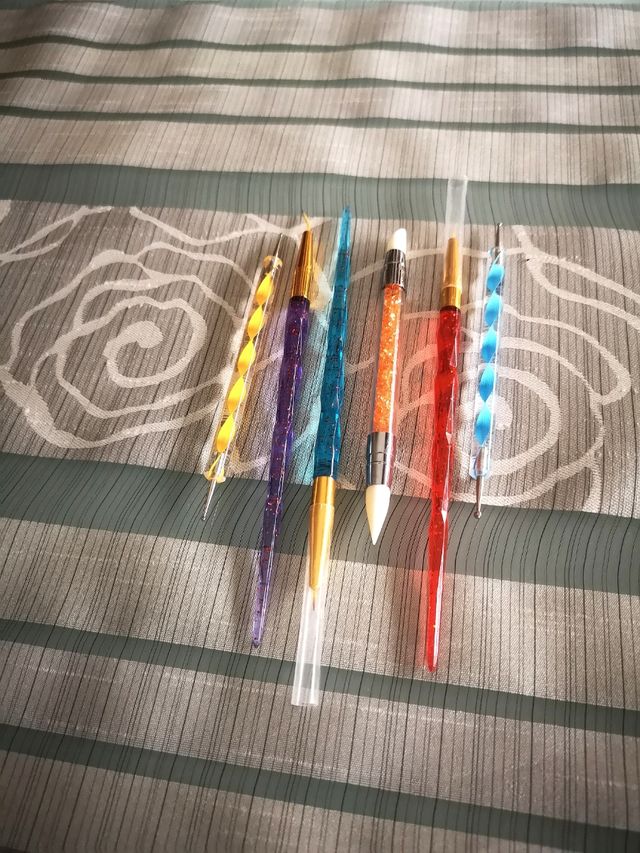 Unghie acriliche, gel semipermanente, smalto per unghie