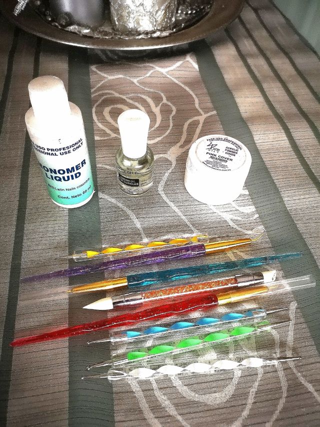 Unghie acriliche, gel semipermanente, smalto per unghie