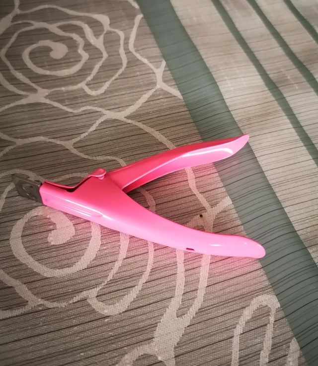 Unghie acriliche, gel semipermanente, smalto per unghie