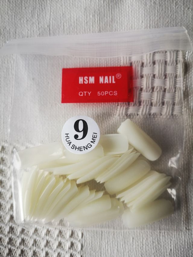 Unghie acriliche, gel semipermanente, smalto per unghie