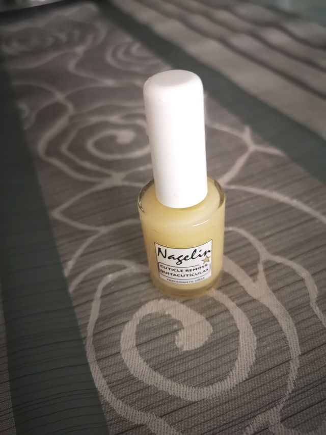 Unghie acriliche, gel semipermanente, smalto per unghie