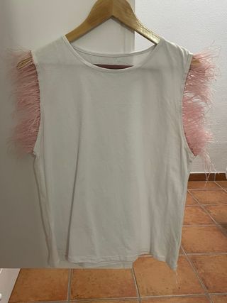 Camiseta con plumas