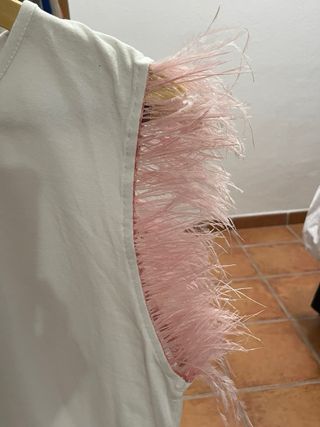 Camiseta con plumas