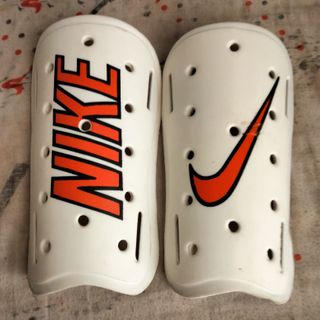 ESPINILLERAS NIKE