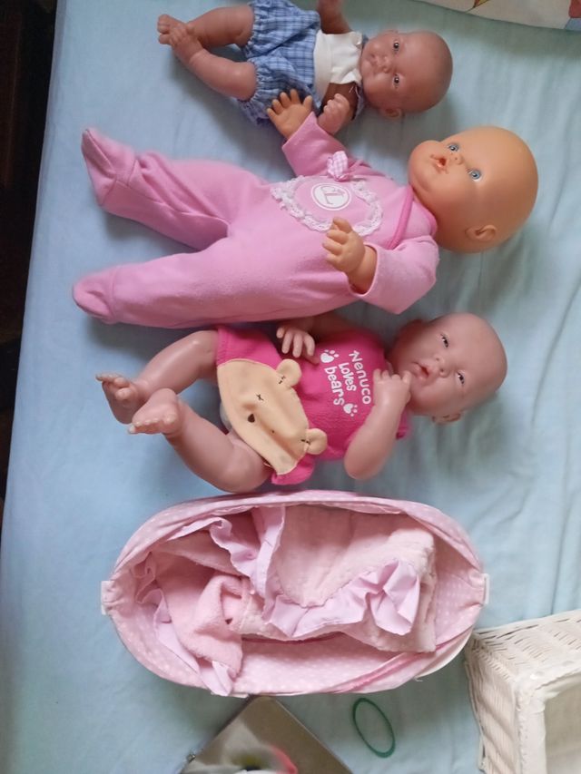 Muñecos y cuna con manta