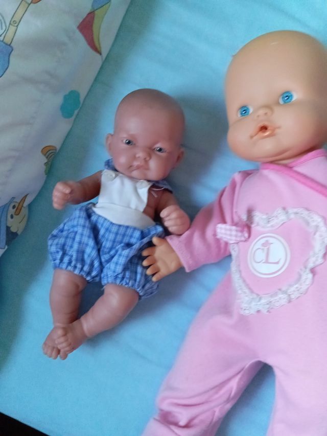 Muñecos y cuna con manta