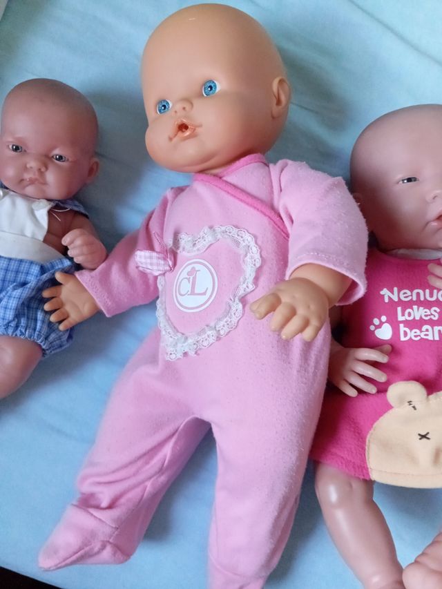 Muñecos y cuna con manta