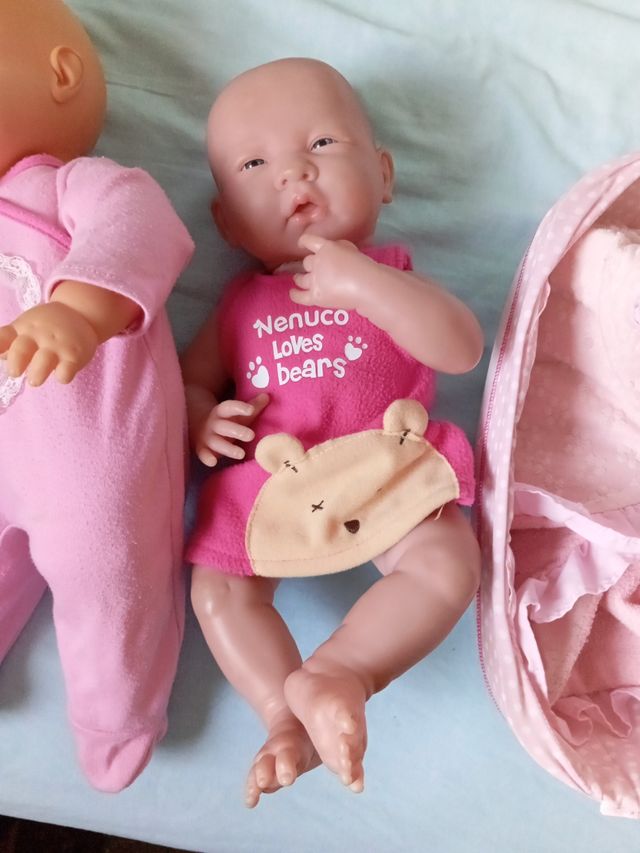 Muñecos y cuna con manta