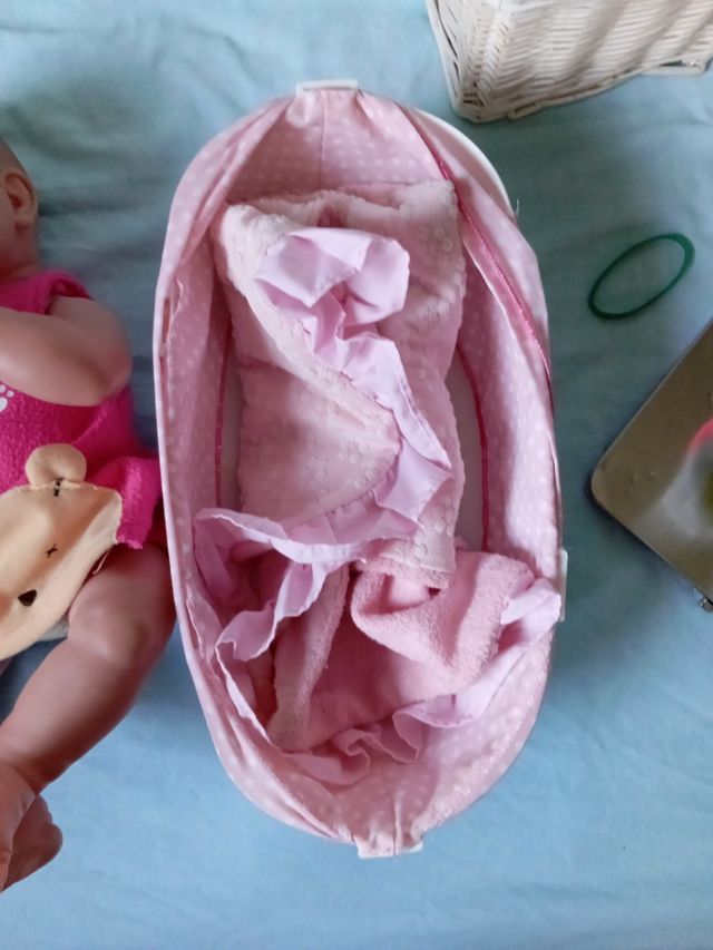 Muñecos y cuna con manta