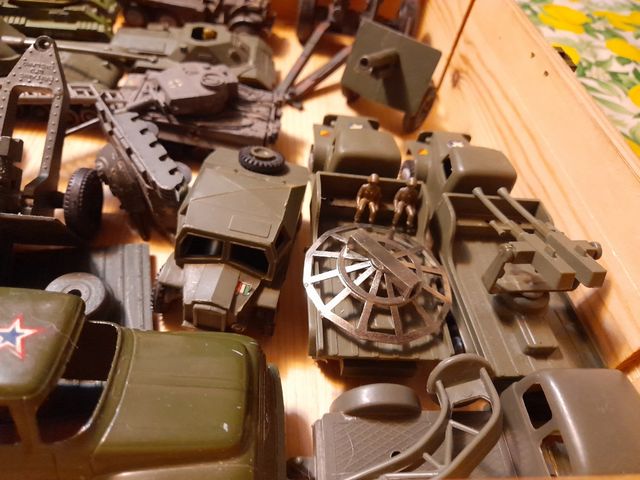 Grande lotto mezzi militari