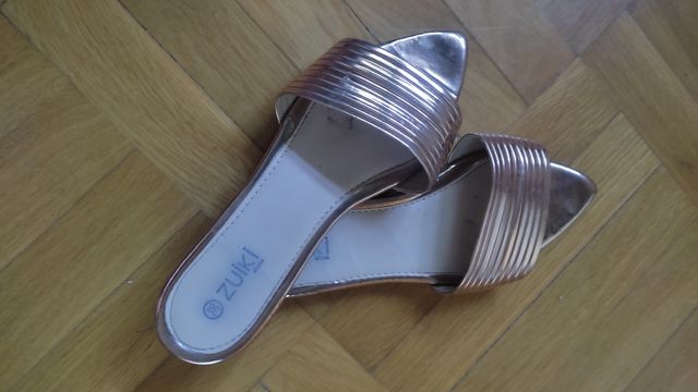 sandalias planas doradas